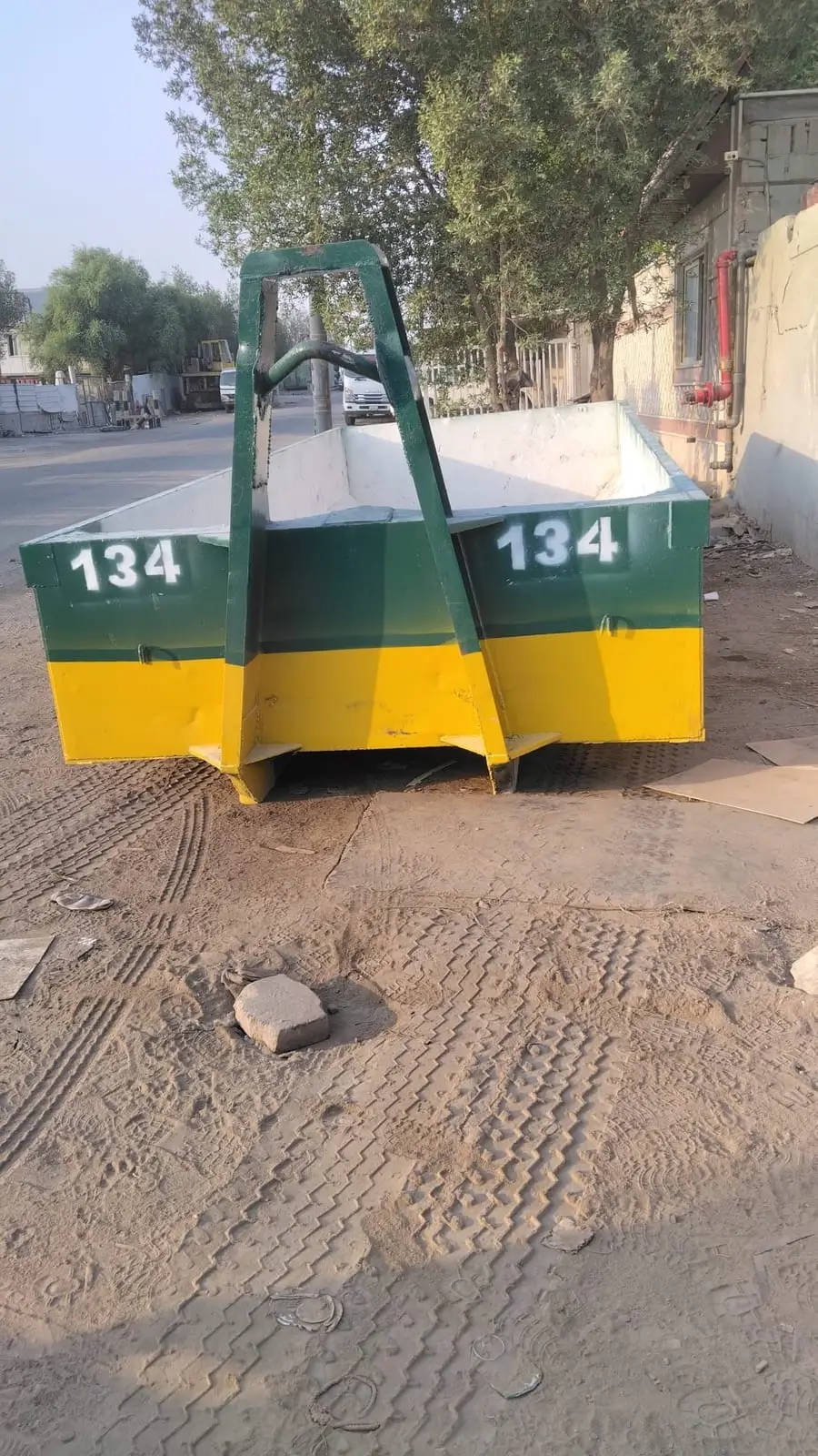 حاوية أنقاض بعد إعادة الطلاء