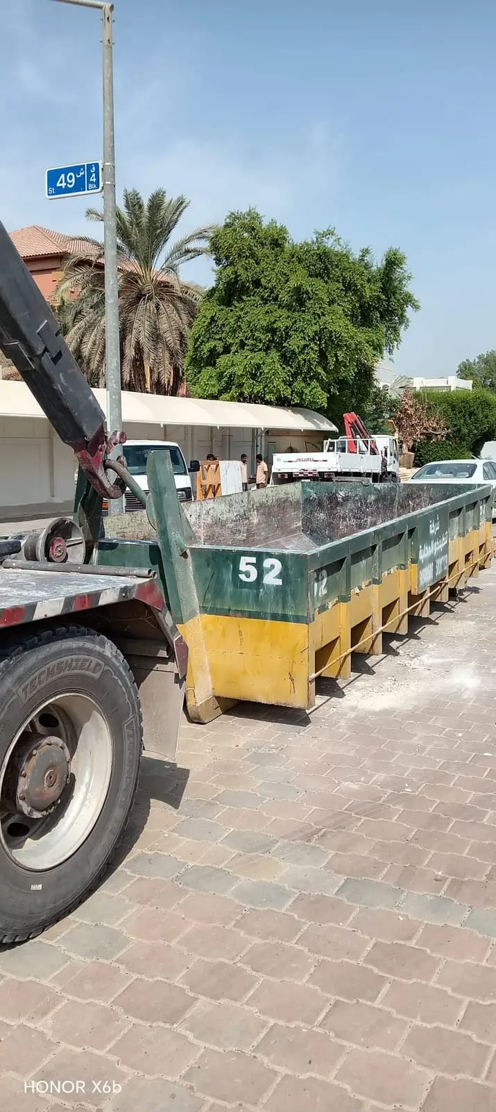 تنزيل حاوية أنقاض في موقع العمل