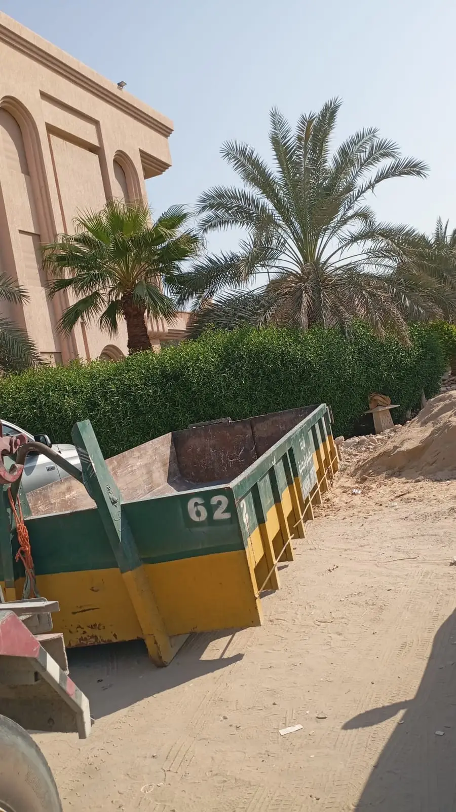 حاوية أنقاض في موقع عمل سكني